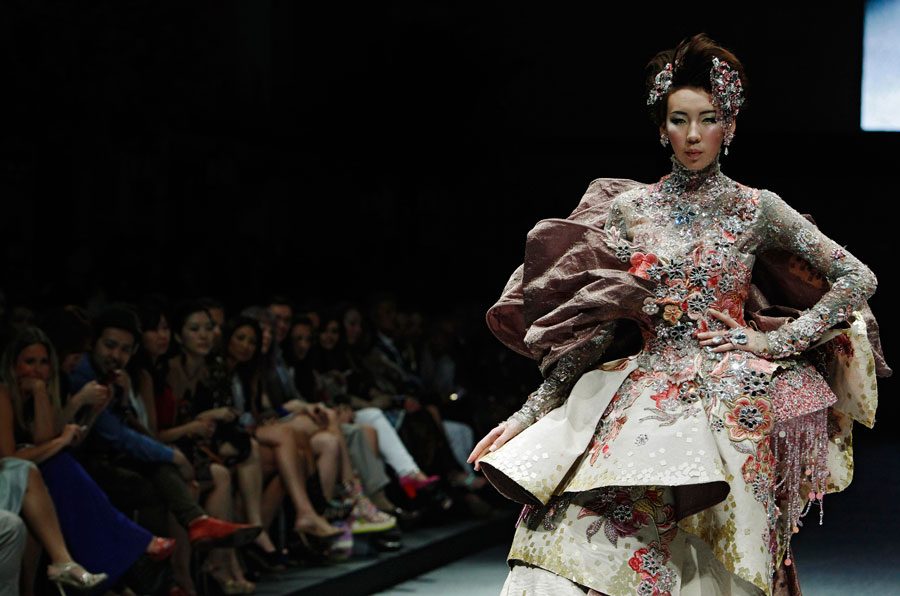 Chinese designer's creations in Singapore fashion week