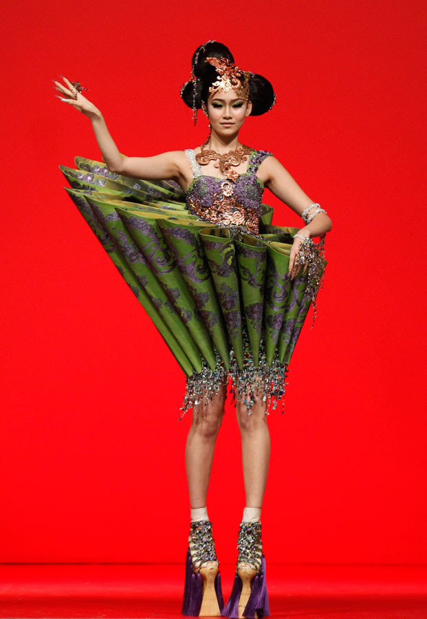 Chinese designer's creations in Singapore fashion week