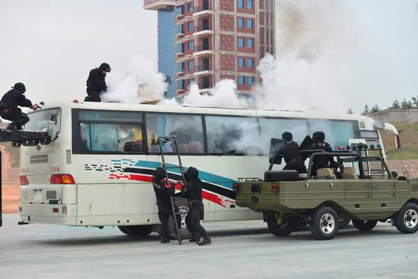 Hunan armed police stage anti-terror drill