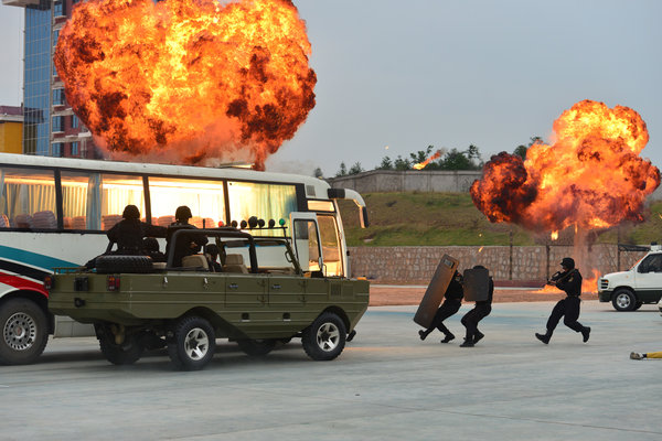 Hunan armed police stage anti-terror drill