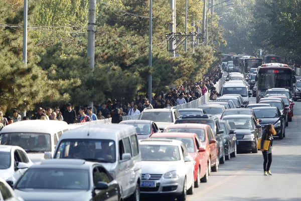 Visitors pack Fragrant Hills Park in Beijing