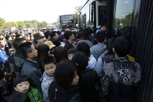 Visitors pack Fragrant Hills Park in Beijing