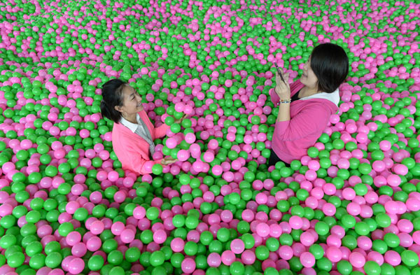 Cancer survivors fun in balloon pool