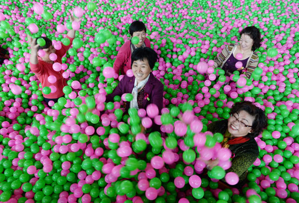 Cancer survivors fun in balloon pool