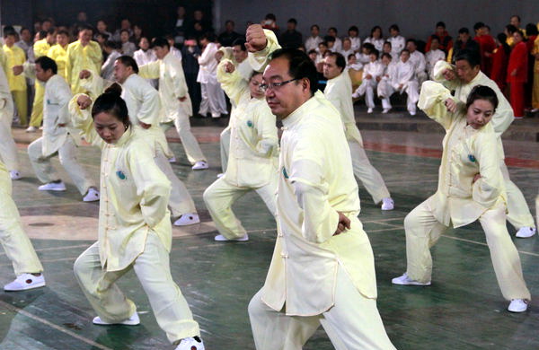 Tai chi enthusiasts show their moves in C China