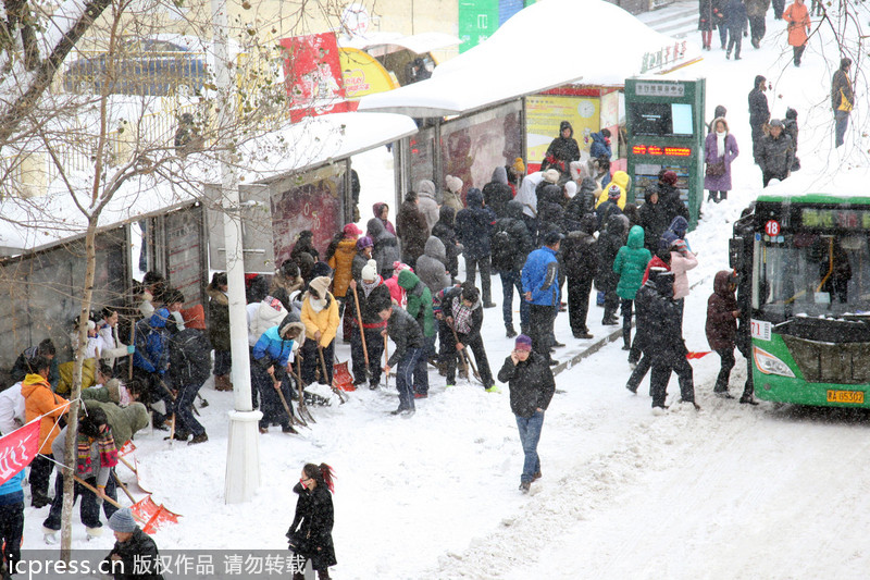 Clean-up begins after blizzard in Harbin