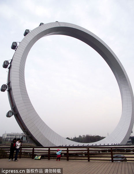 Ferris wheel in E China has no spokes