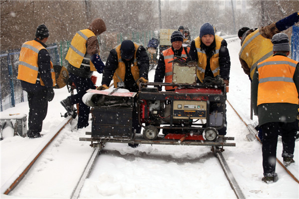 In photos: NE China blanketed by heavy snow