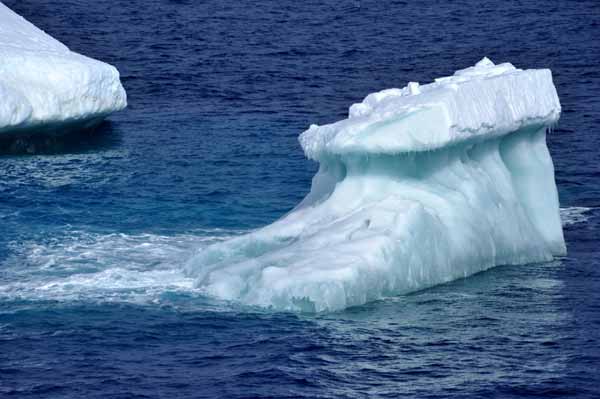Icebreaker <EM>Xuelong </EM>encounters iceberg