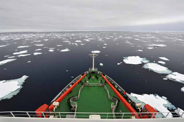 Icebreaker <EM>Xuelong </EM>encounters iceberg