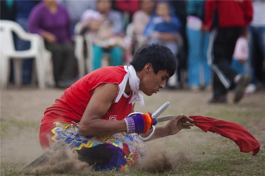 Scissors dance competition in Lima