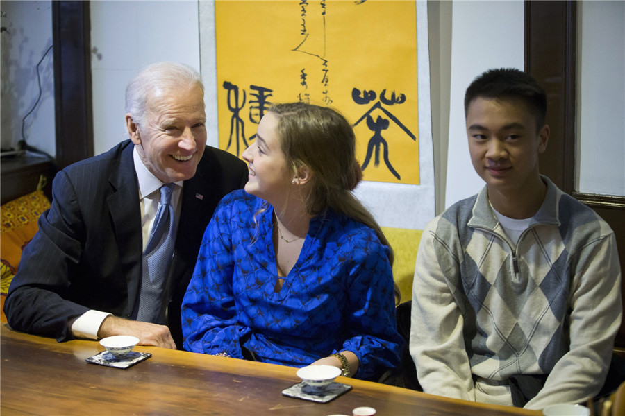 US VP and his granddaughter tour Beijing <EM>hutong</EM>
