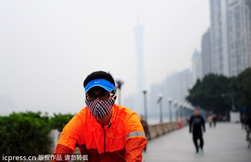 Heavy smog shrouds Guangzhou