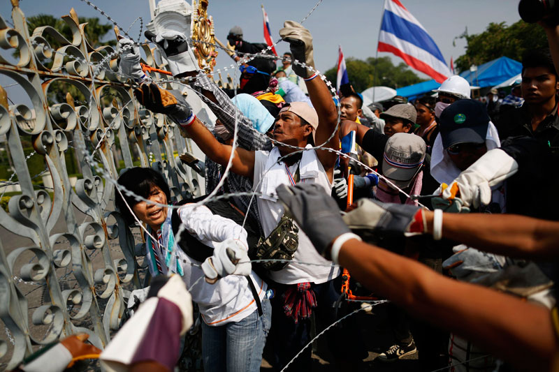 Protesters remove barbed wires at Thai PM's office