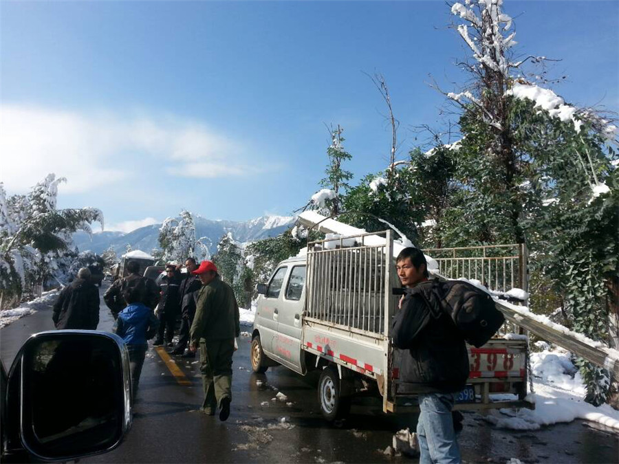 1,400 travelers stranded by snow in SW China