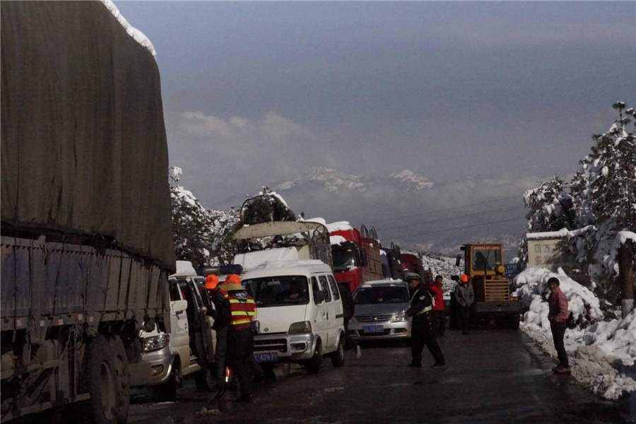 1,400 travelers stranded by snow in SW China