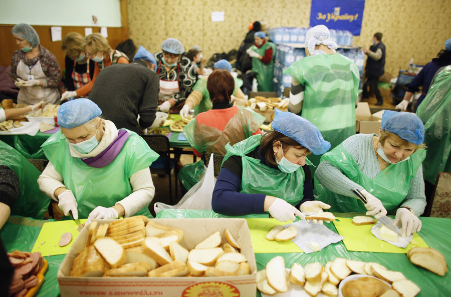 Volunteers assist Kiev protestors