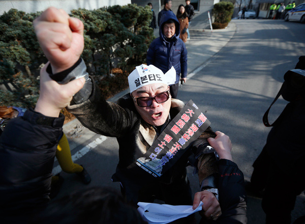 Abe's war shrine visit sparks protest