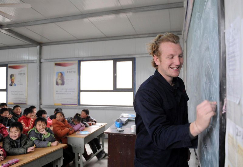 Foreigner teaches at China's rural schools