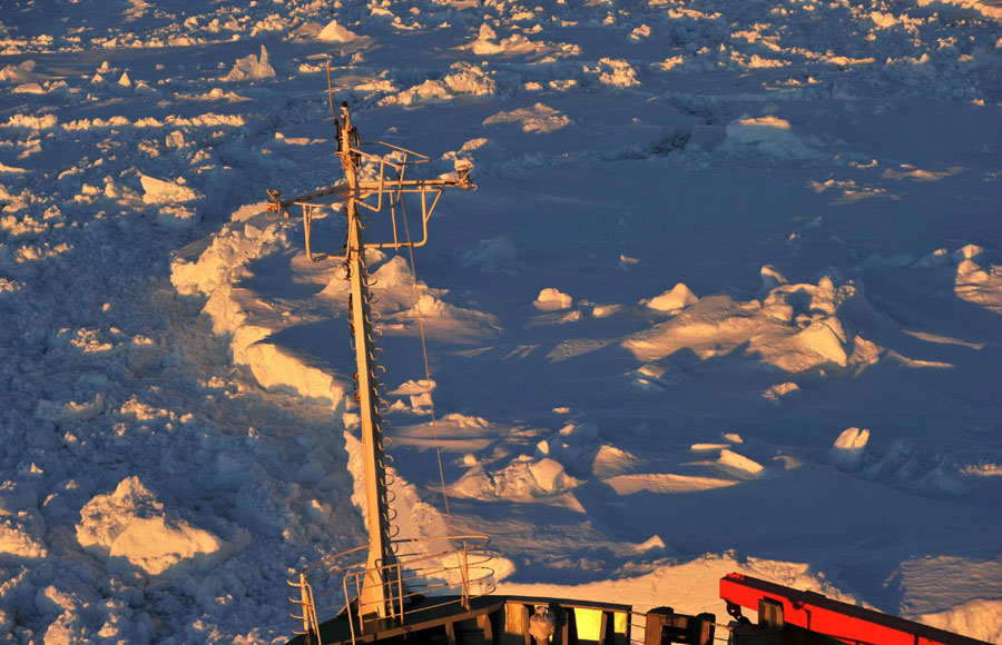 Xuelong blocked by thick ice