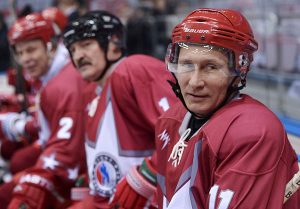 Putin, Belarussian president play ice hockey