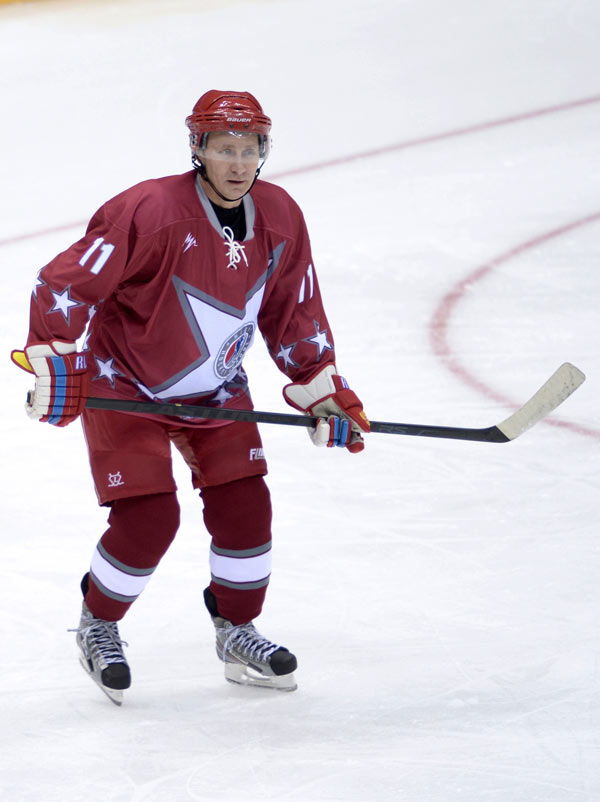 Putin, Belarussian president play ice hockey