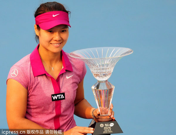 Li Na defends Shenzhen Open title