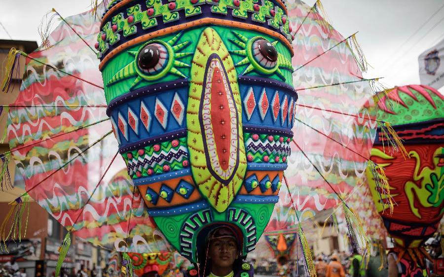 Grand parade ends carnival in Colombia