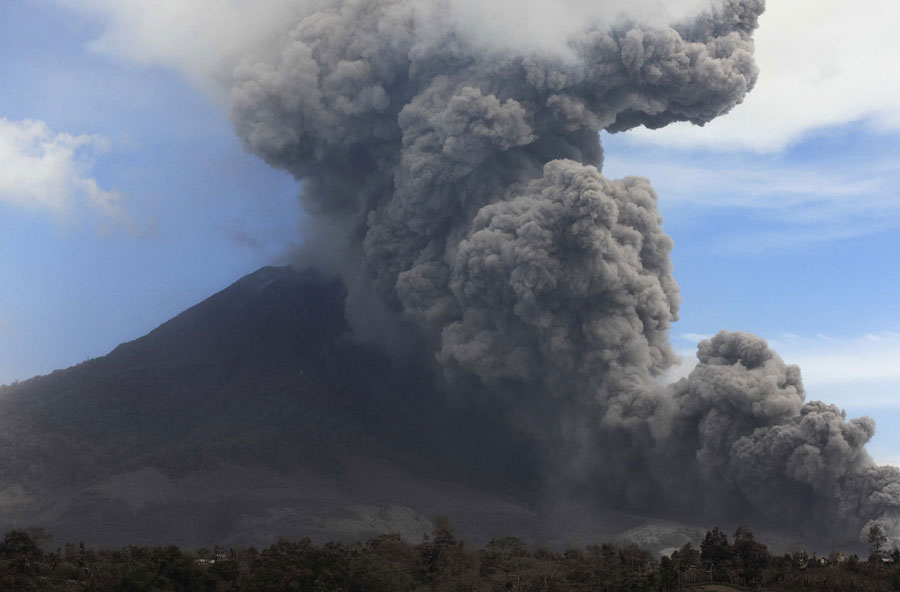 Volcano displaces thousands in Indonesia