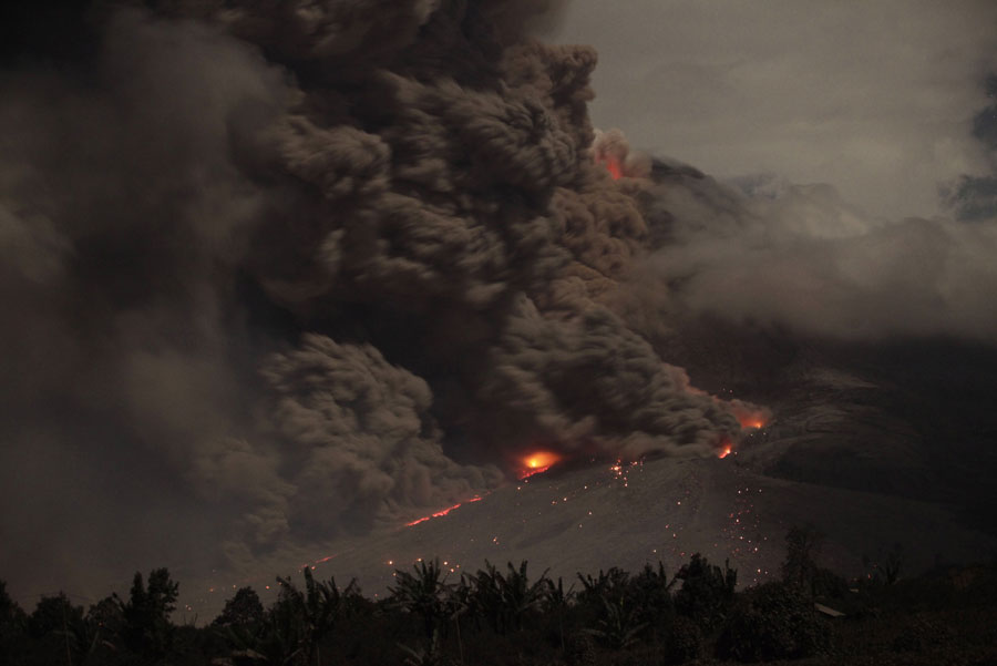 Volcano displaces thousands in Indonesia