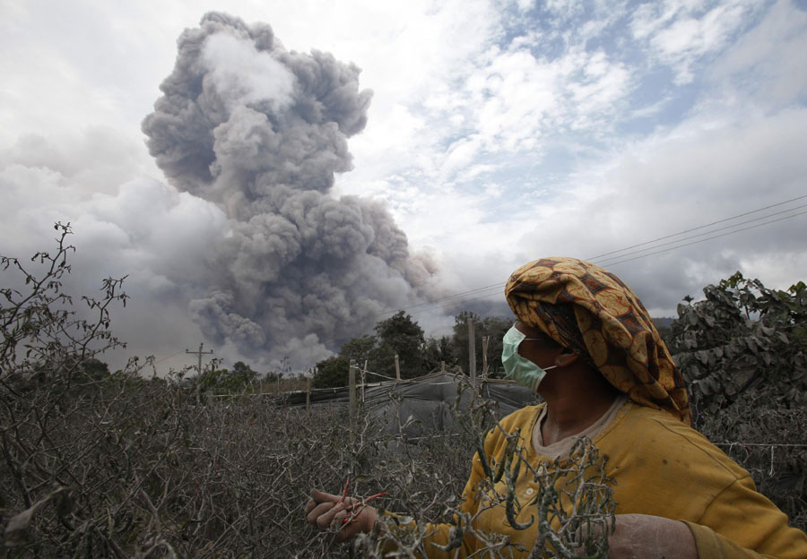 Volcano displaces thousands in Indonesia