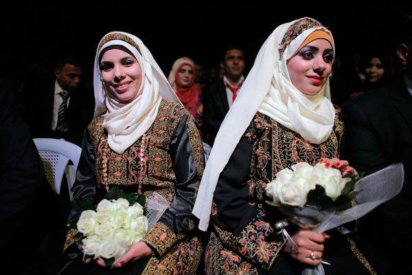 Palestinians hold mass weddings