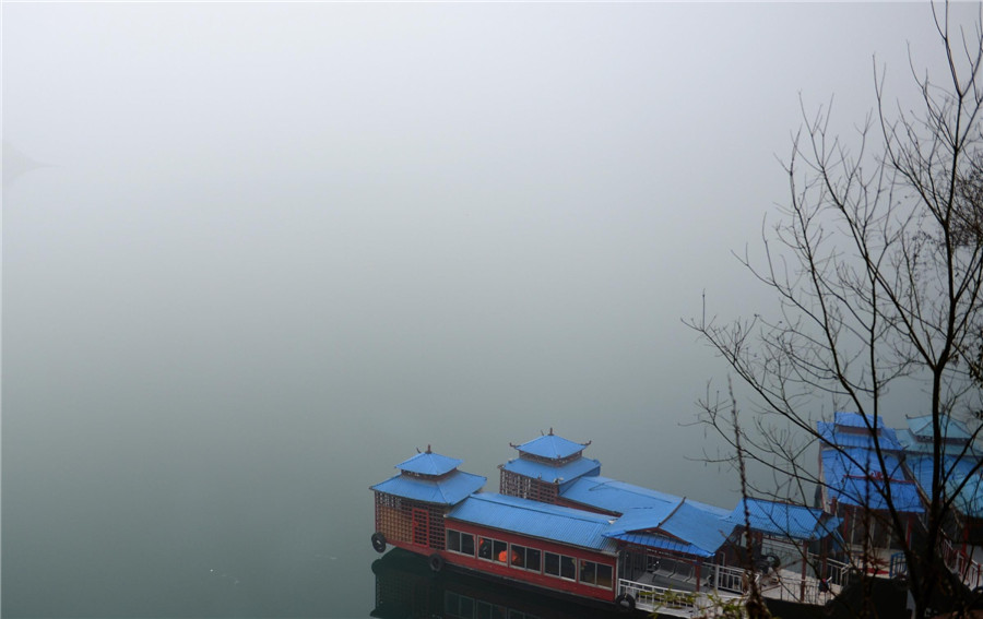 Fog dims Spring Festival for some