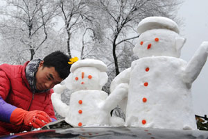 No day off for ice-scraping workers on Lantern Festival