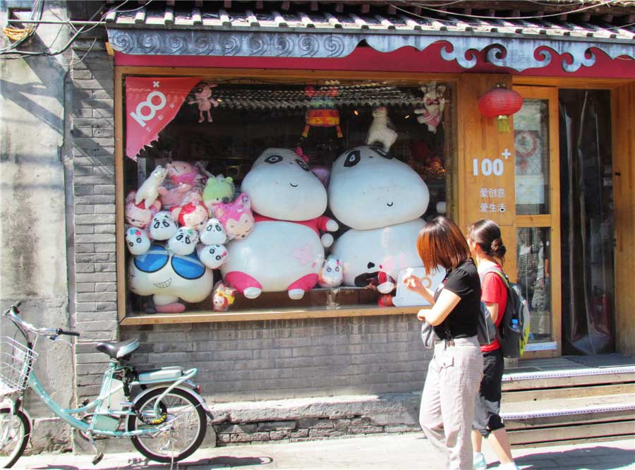 Nanluogu Xiang draws many tourists