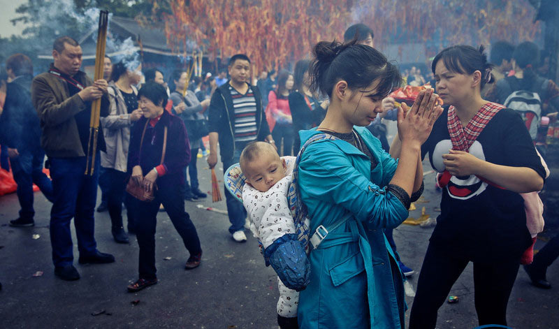 Tradition draws 100,000 to temple for blessed food