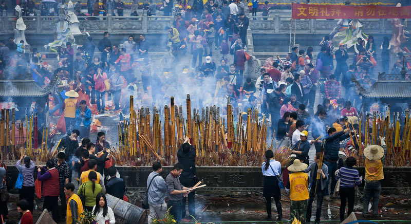 Tradition draws 100,000 to temple for blessed food