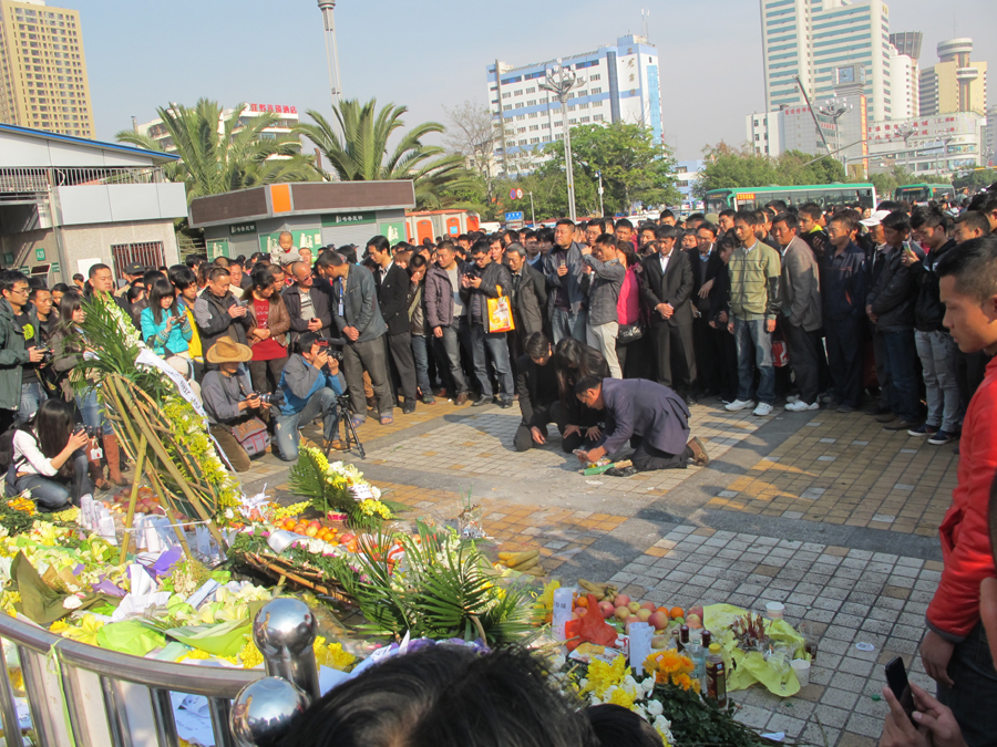 US consulate honors terror victims in Kunming