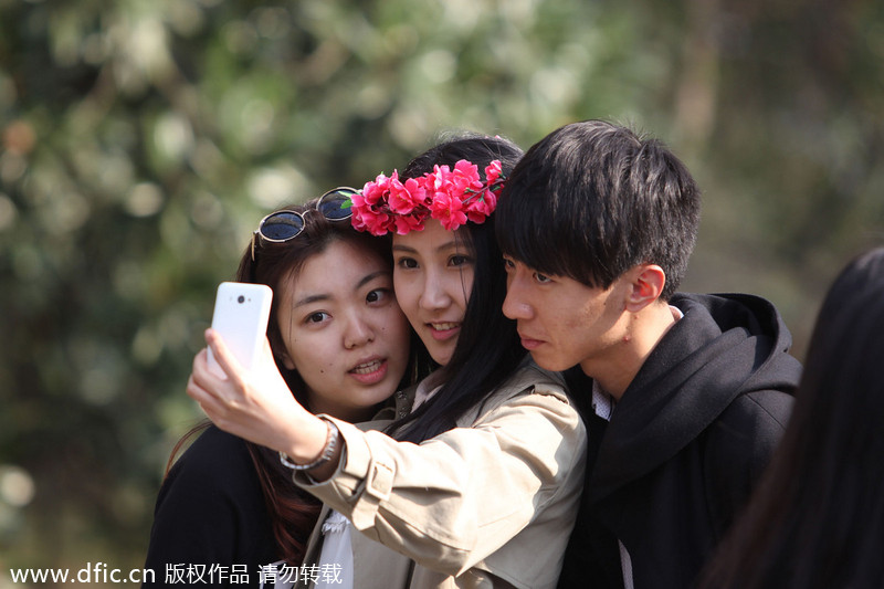 People flock to cherry blossoms in Wuhan University