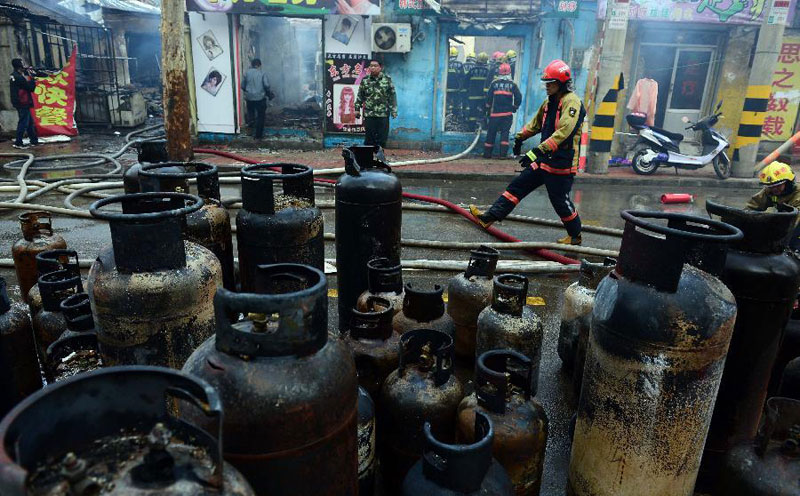 Gas cylinders explode in E China