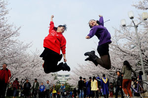 Tea farmers pick spring tea in C China's Hubei