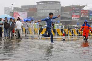 Killer rainstorms disrupt transport in S China