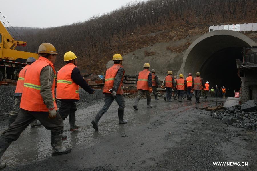 12 trapped in collapsed tunnel in NE China