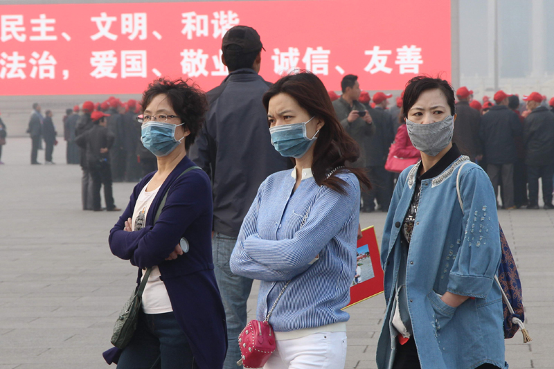 Beijing chokes under heavy smog