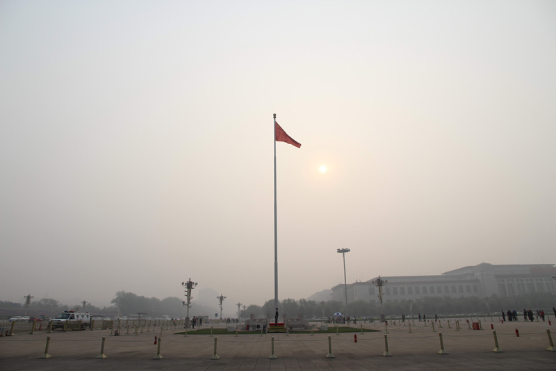 Beijing chokes under heavy smog