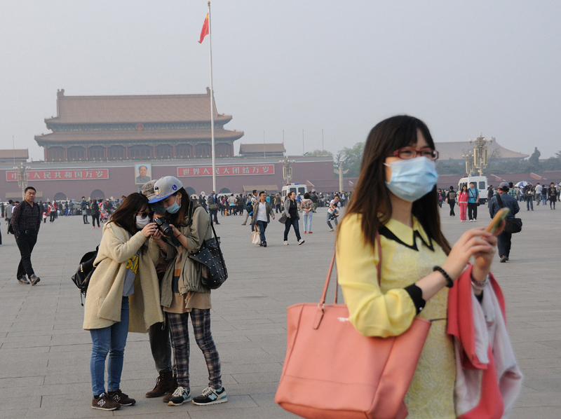 Beijing chokes under heavy smog