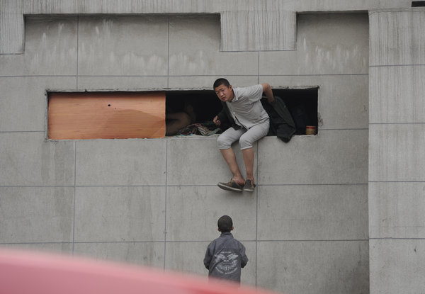 Street children live in hole in a wall in NE China