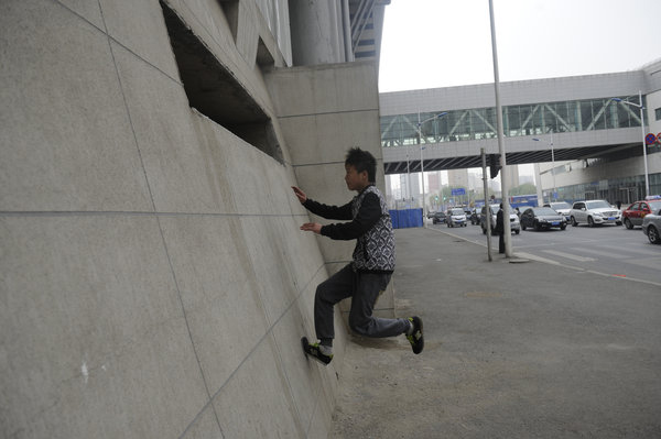 Street children live in hole in a wall in NE China