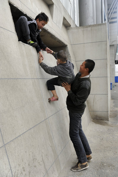 Street children live in hole in a wall in NE China
