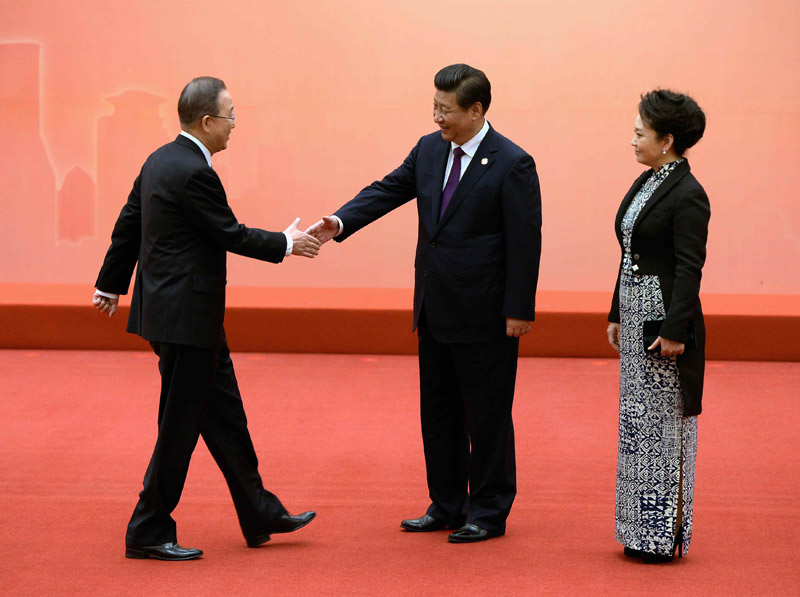 President Xi meets with leaders at summit
